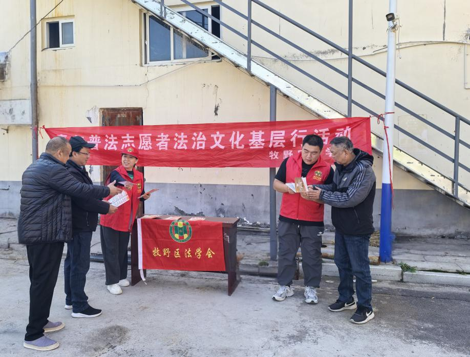 新乡市牧野区东干道北段社区基层服务点开展“法治宣传进社区 普法护航促和谐”活动.png